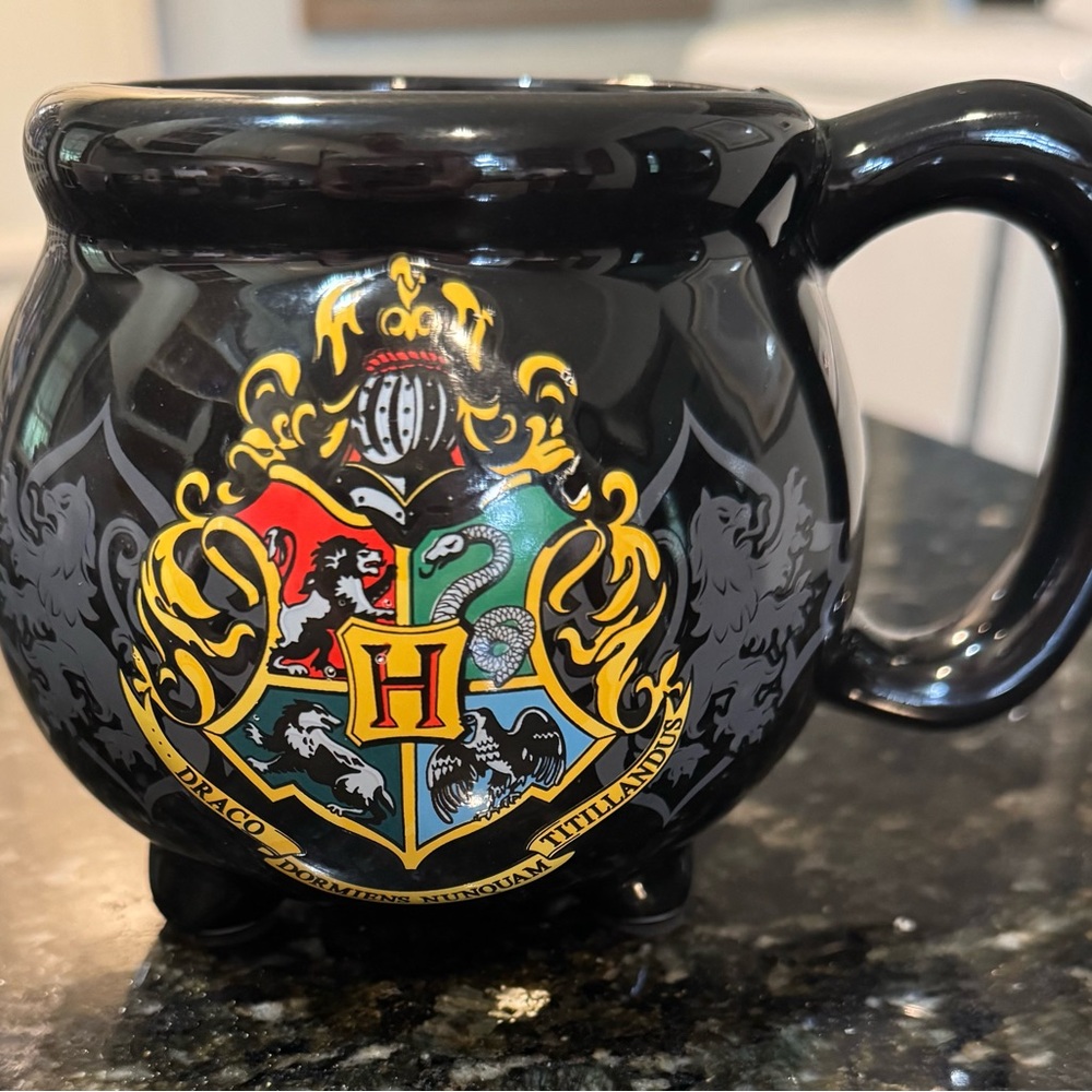 Hogwarts Crest Black Cauldron Mug
